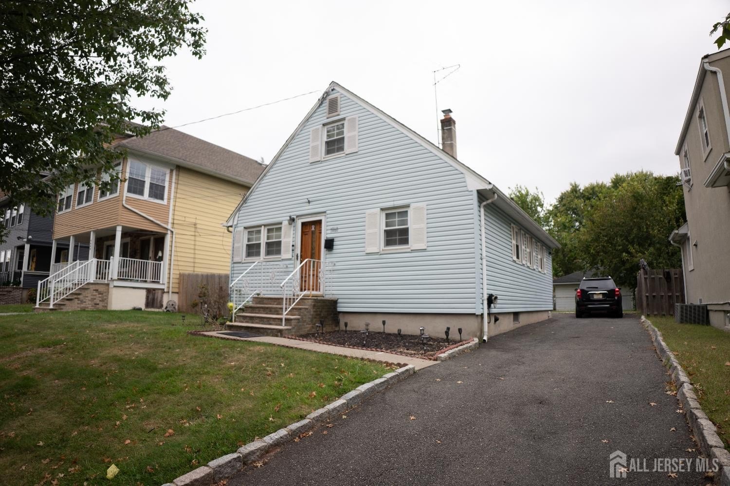 Currently Displayed Property Photo