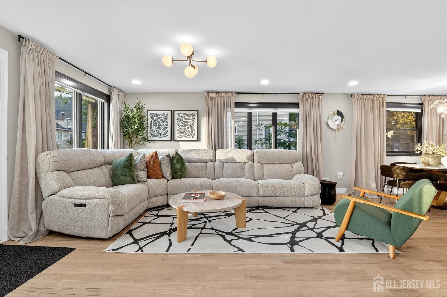 Currently Displayed Property Photo