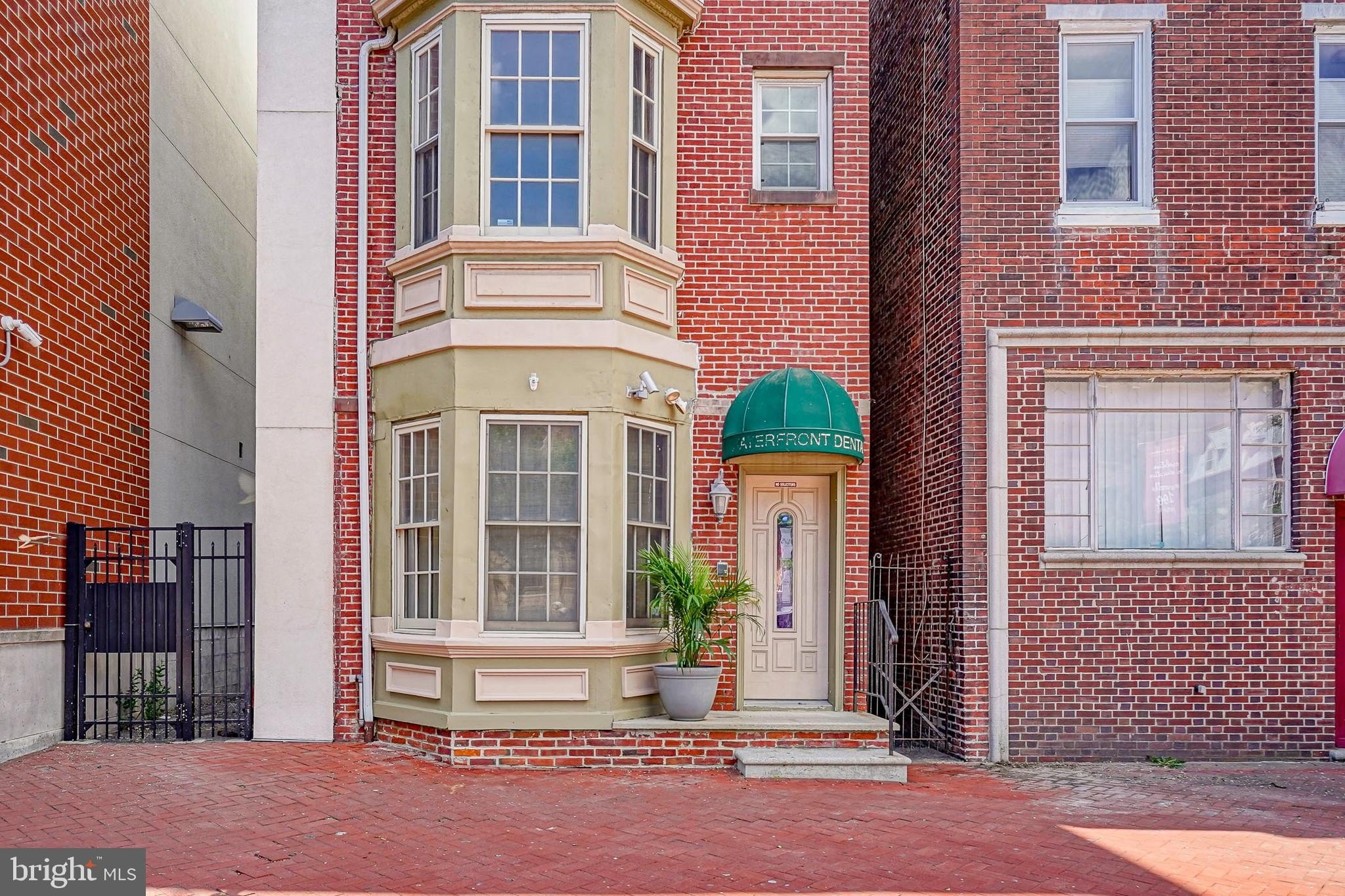 Currently Displayed Property Photo