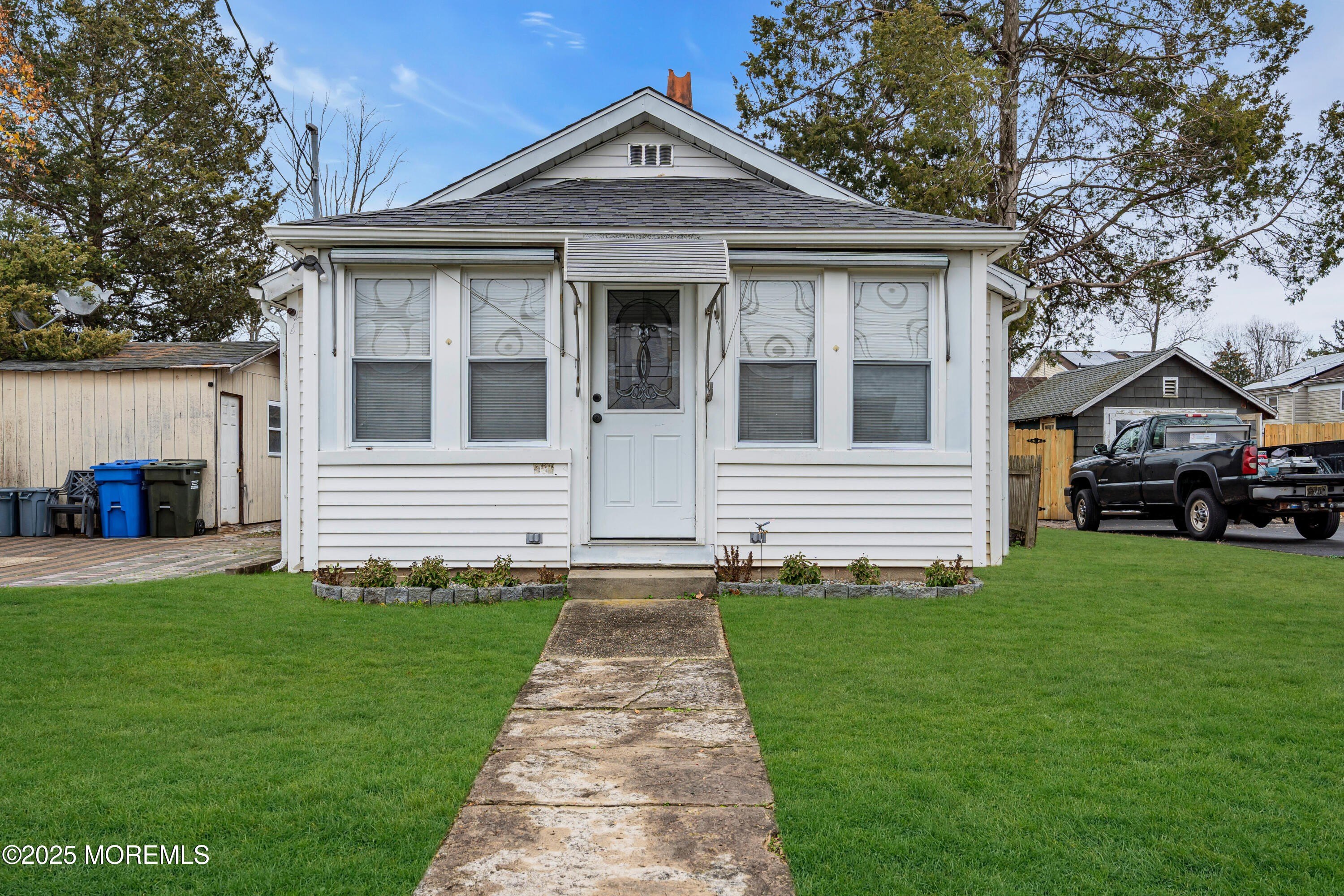 Currently Displayed Property Photo