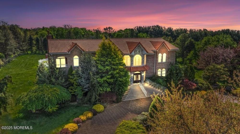 Currently Displayed Property Photo