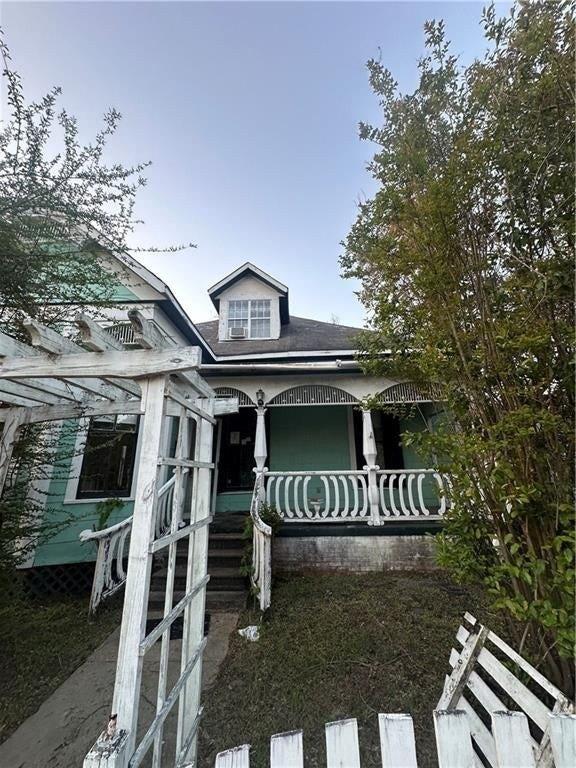 Currently Displayed Property Photo