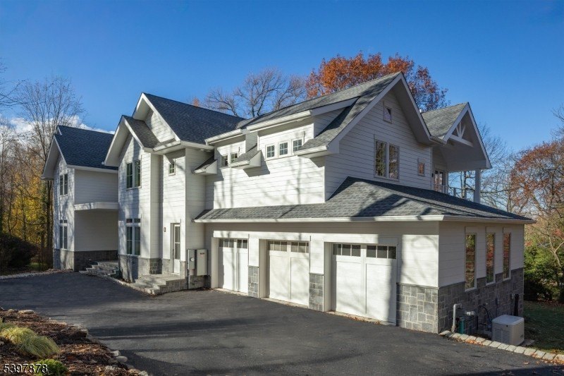 Currently Displayed Property Photo