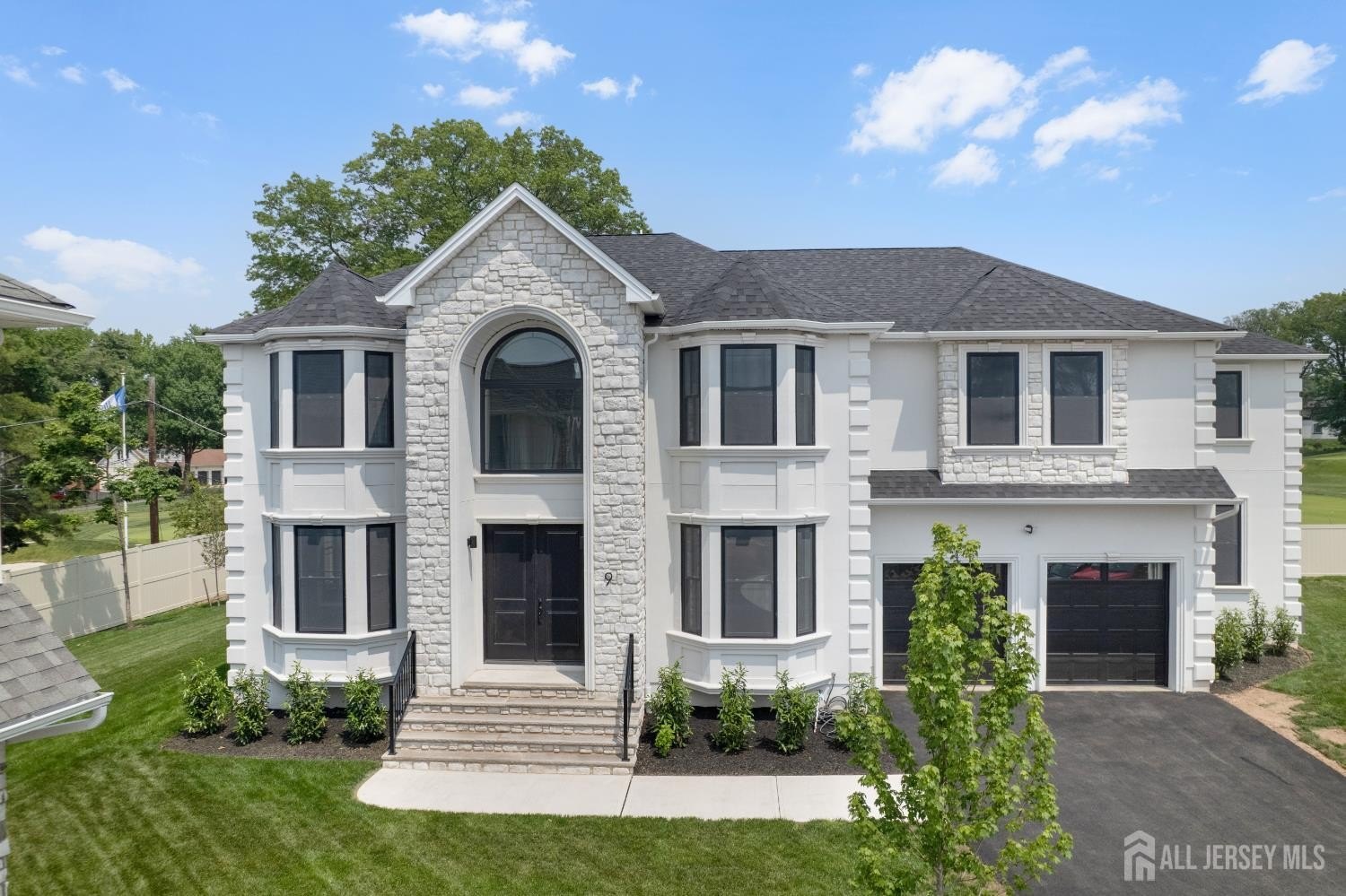 Currently Displayed Property Photo