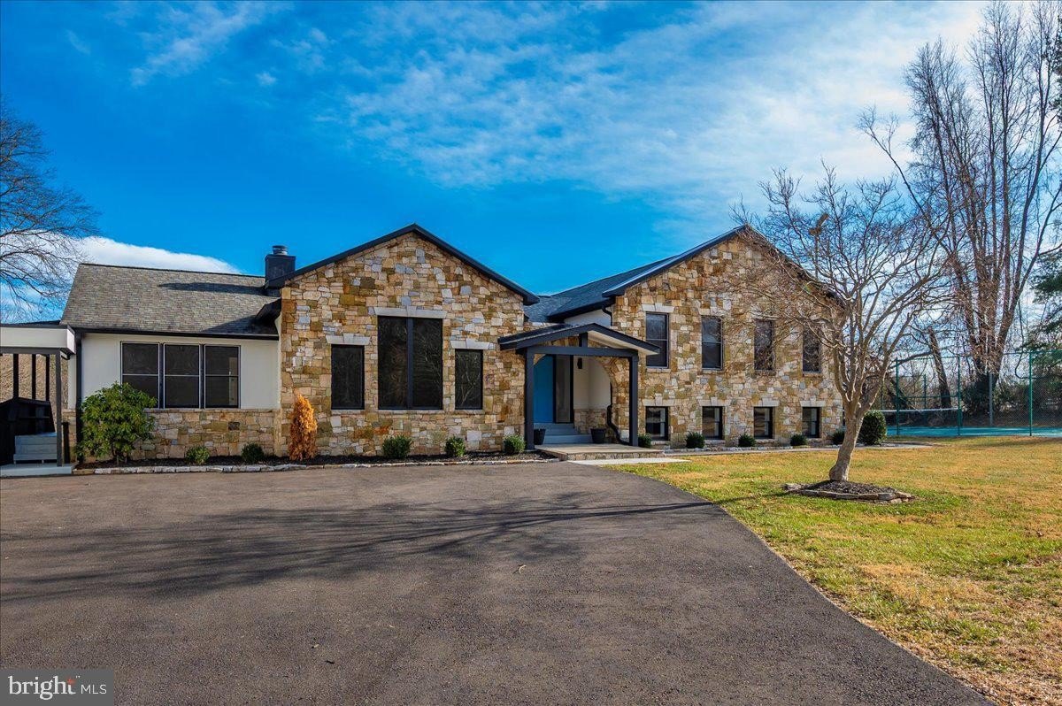 Currently Displayed Property Photo