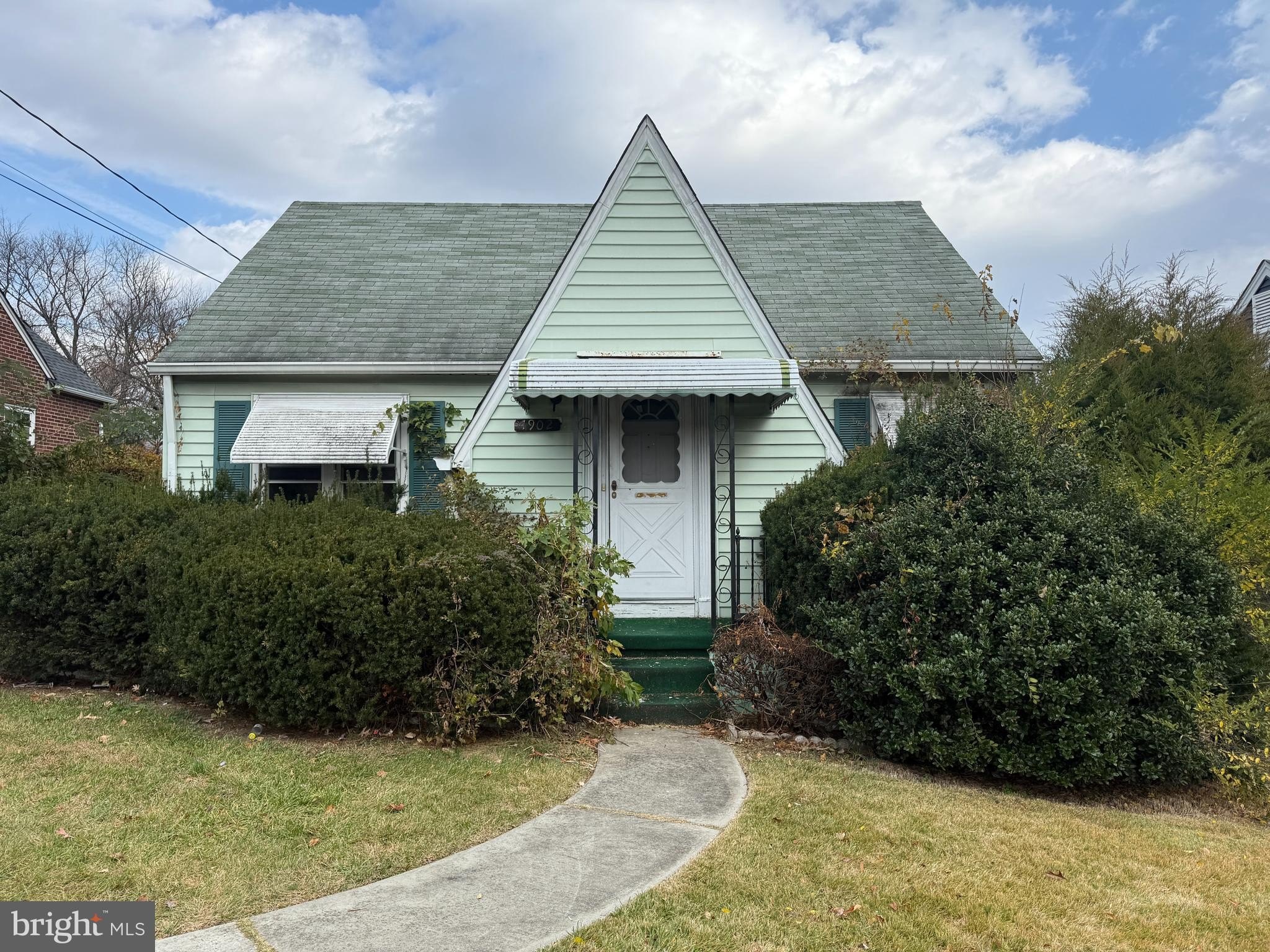 Currently Displayed Property Photo