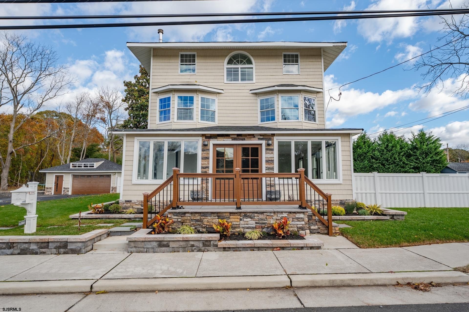 Currently Displayed Property Photo