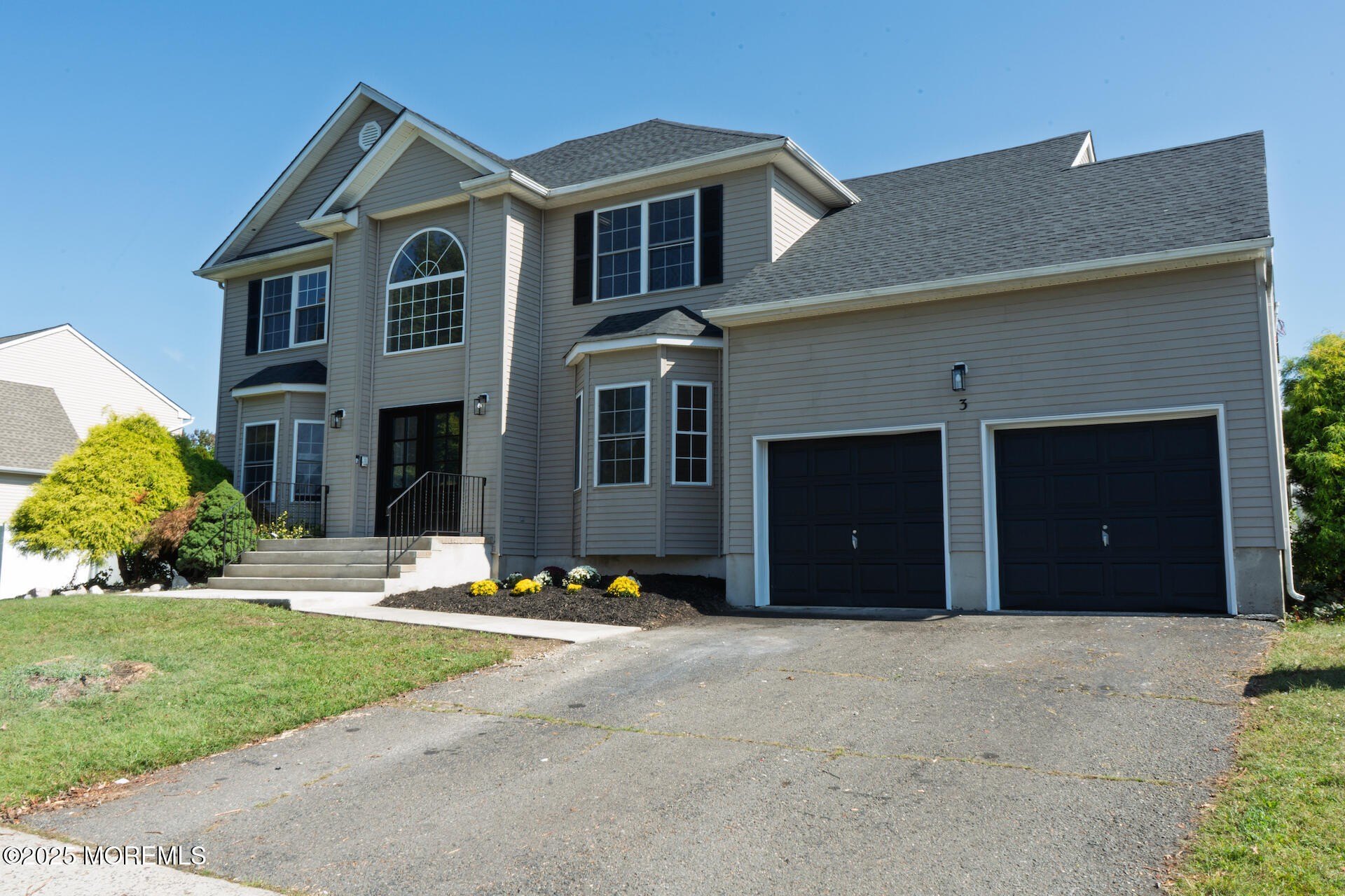 Currently Displayed Property Photo