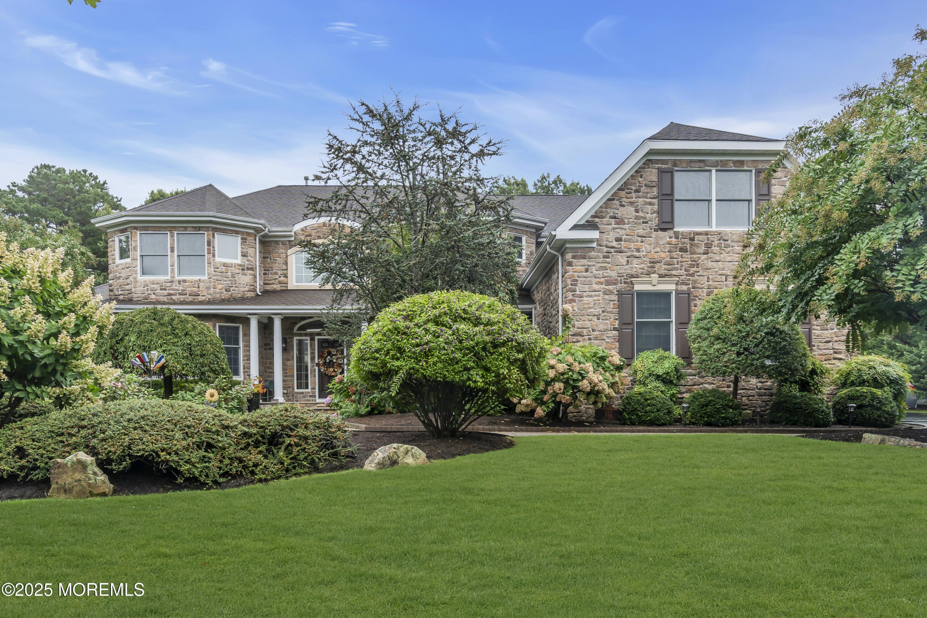 Currently Displayed Property Photo