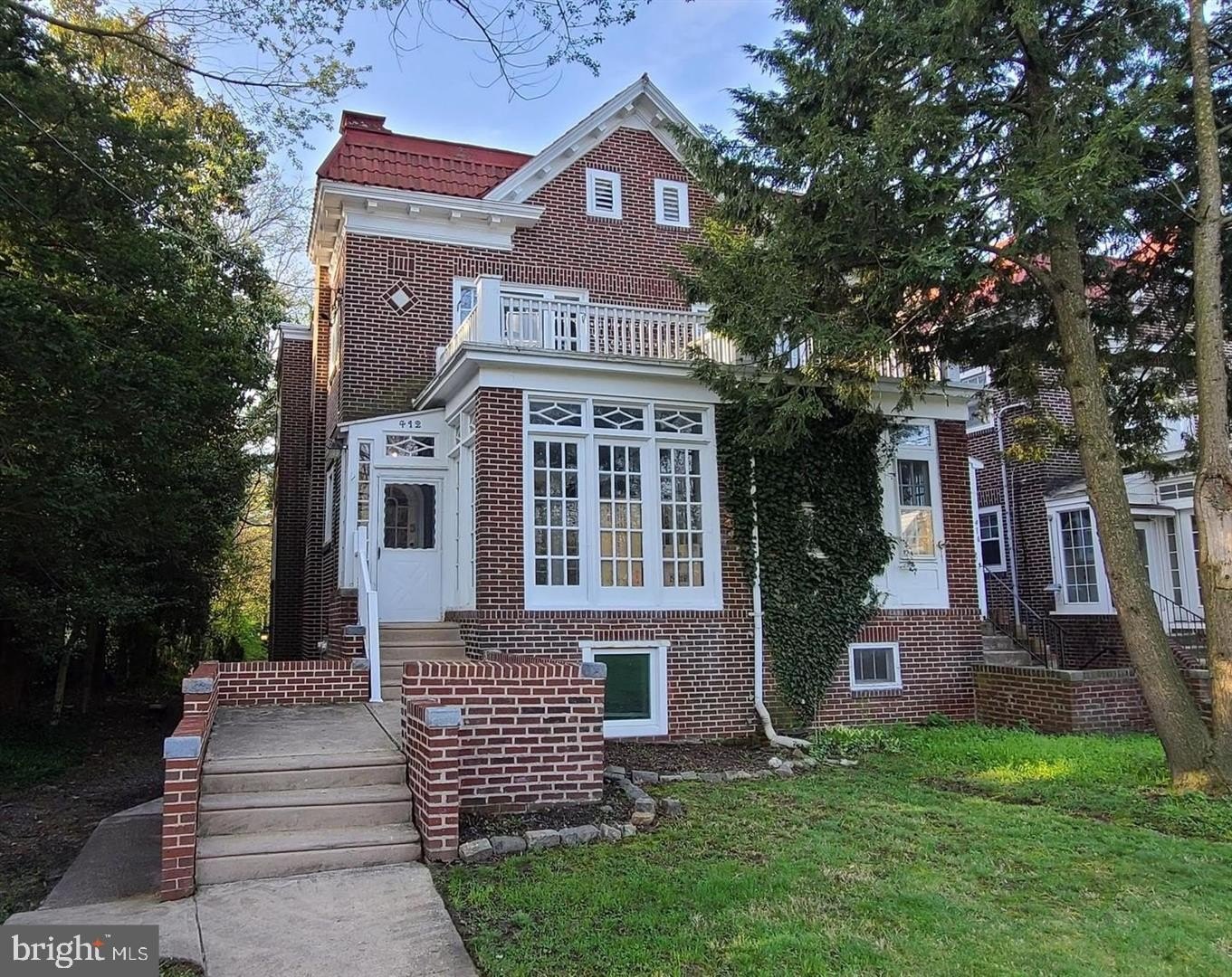 Currently Displayed Property Photo