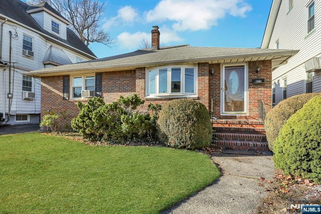 Currently Displayed Property Photo