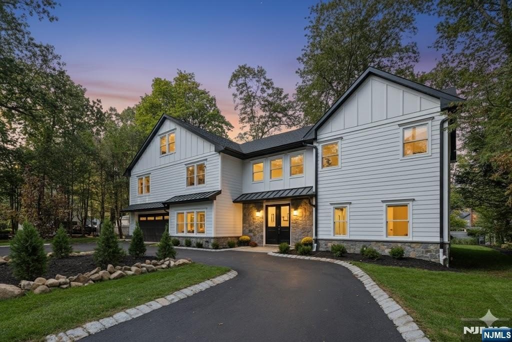 Currently Displayed Property Photo