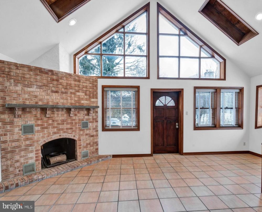 Currently Displayed Property Photo