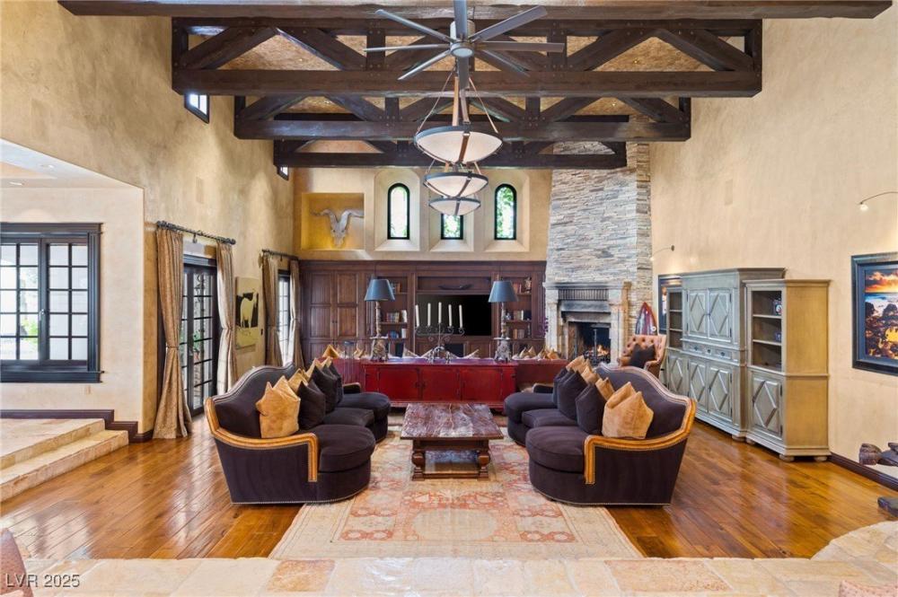 Currently Displayed Property Photo