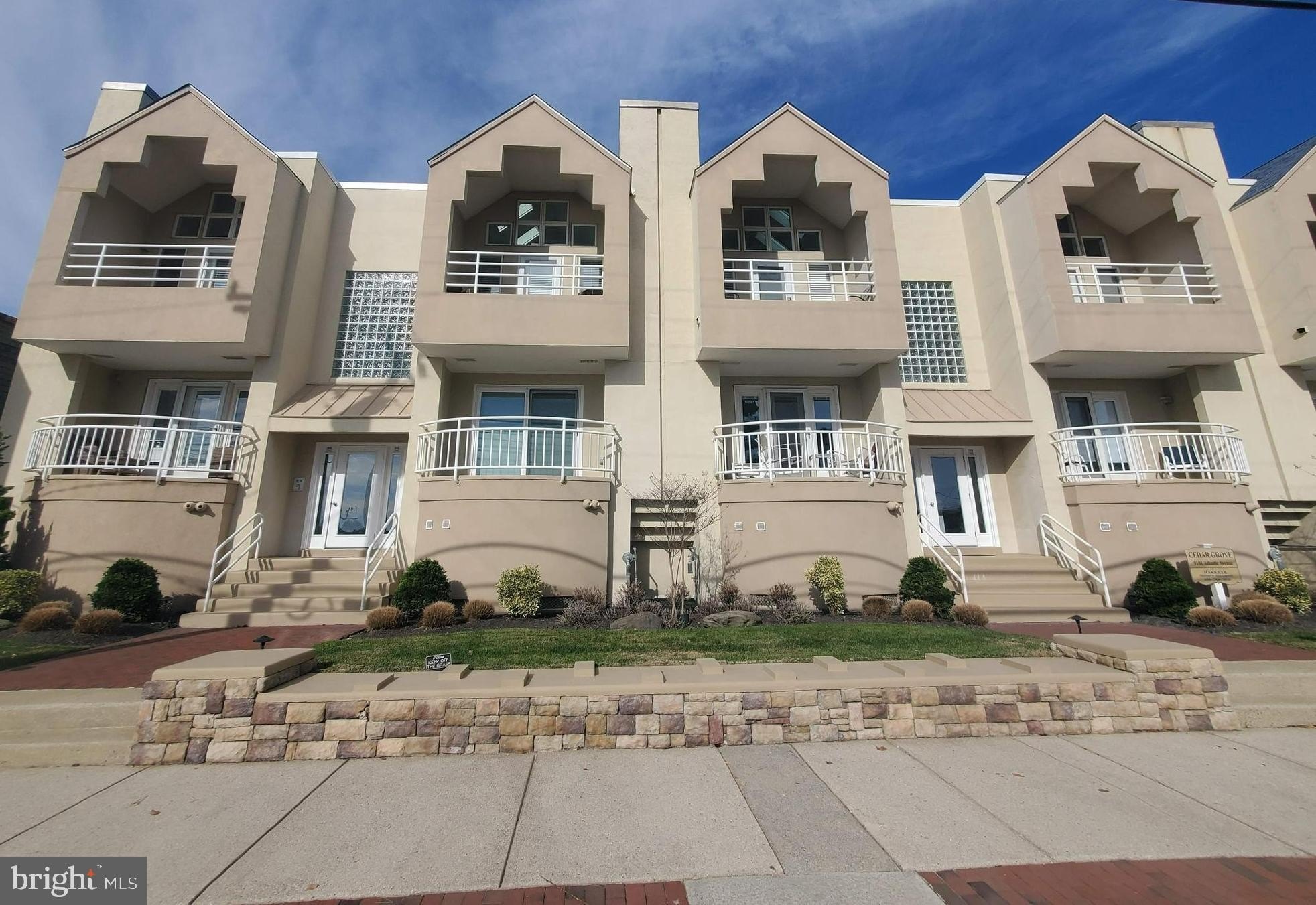 Currently Displayed Property Photo