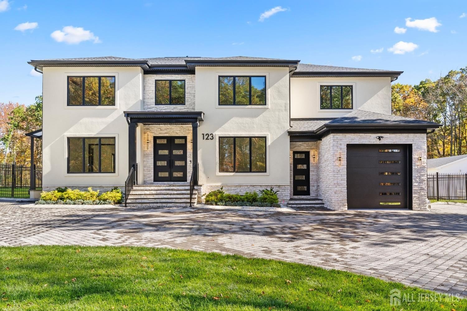 Currently Displayed Property Photo