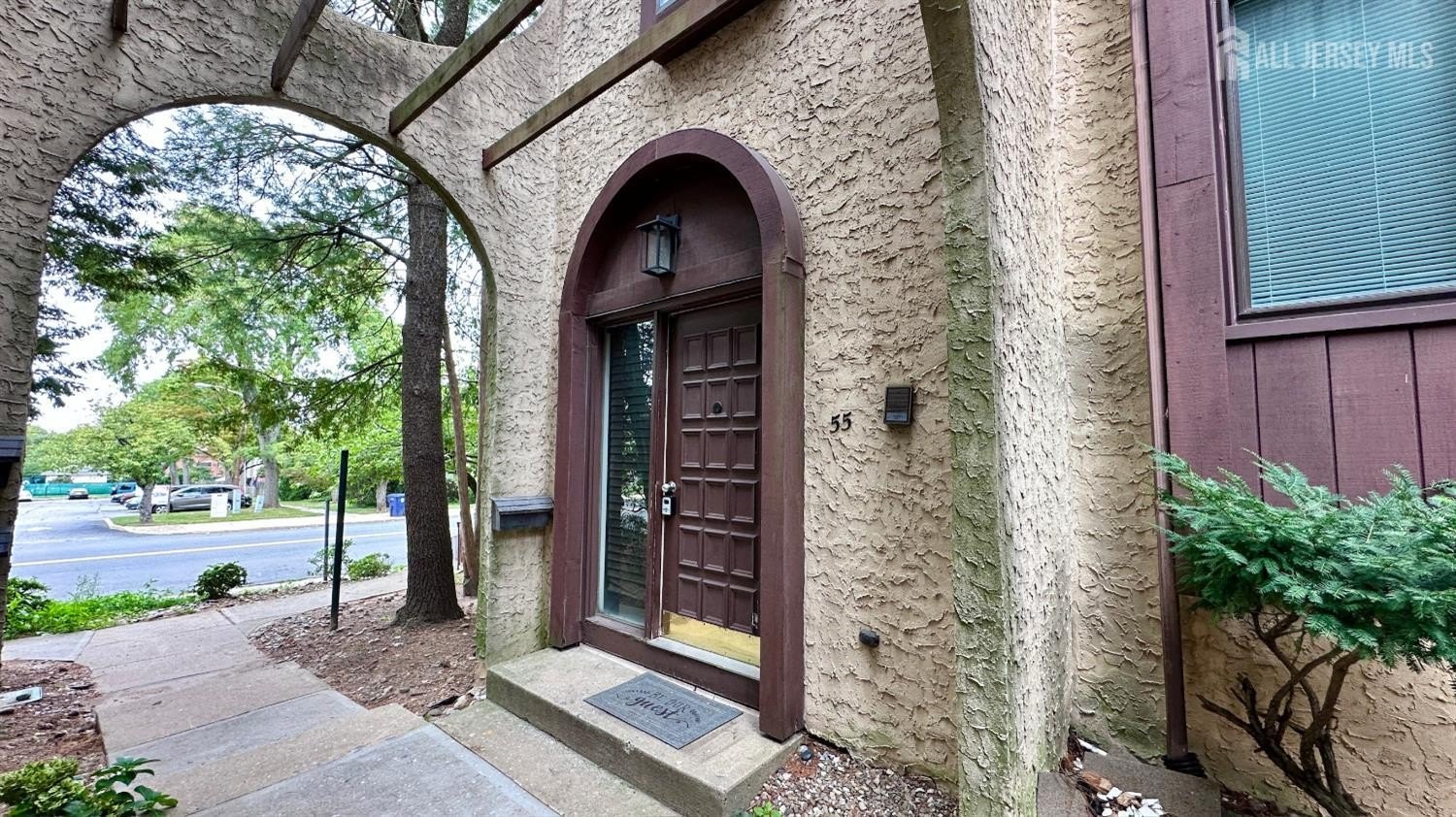 Currently Displayed Property Photo