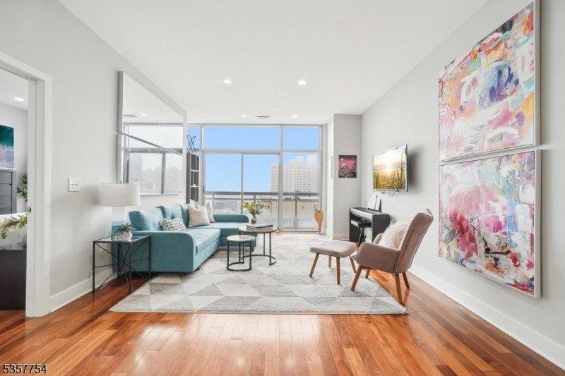 Currently Displayed Property Photo