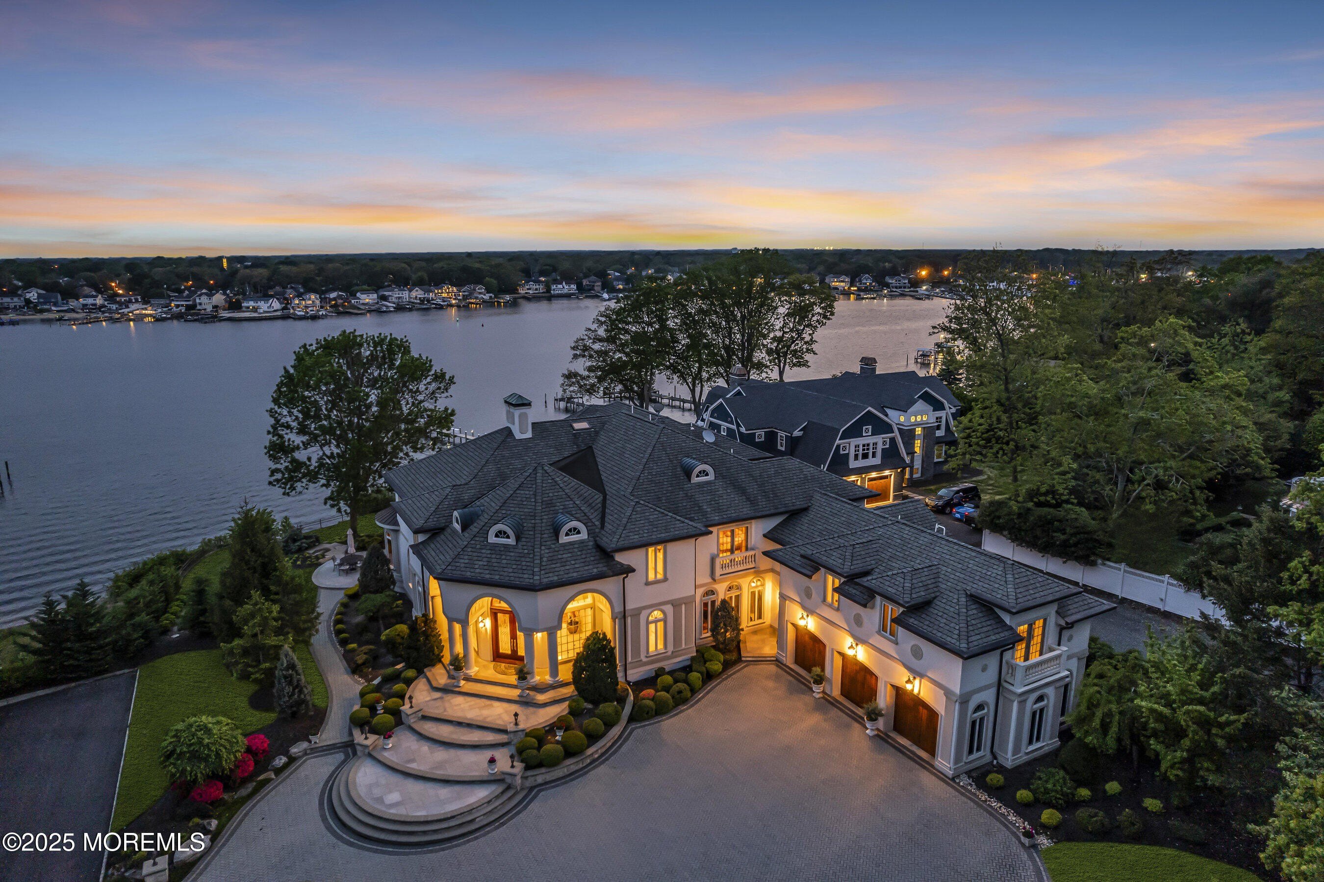 Currently Displayed Property Photo