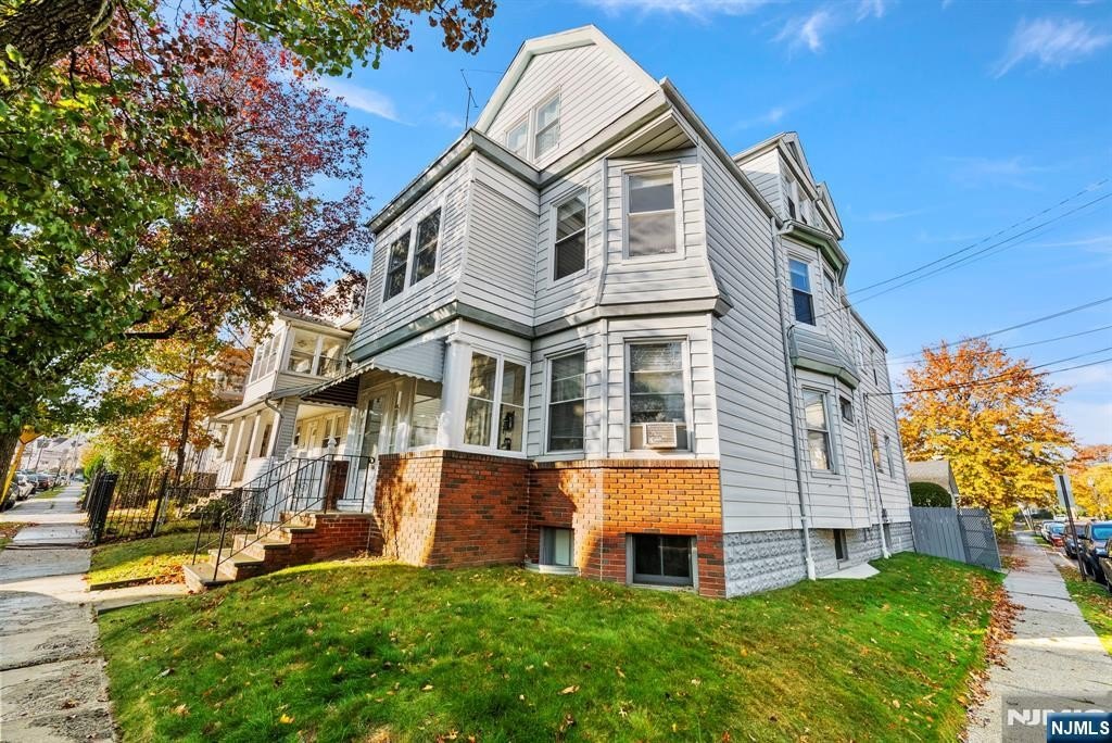 Currently Displayed Property Photo