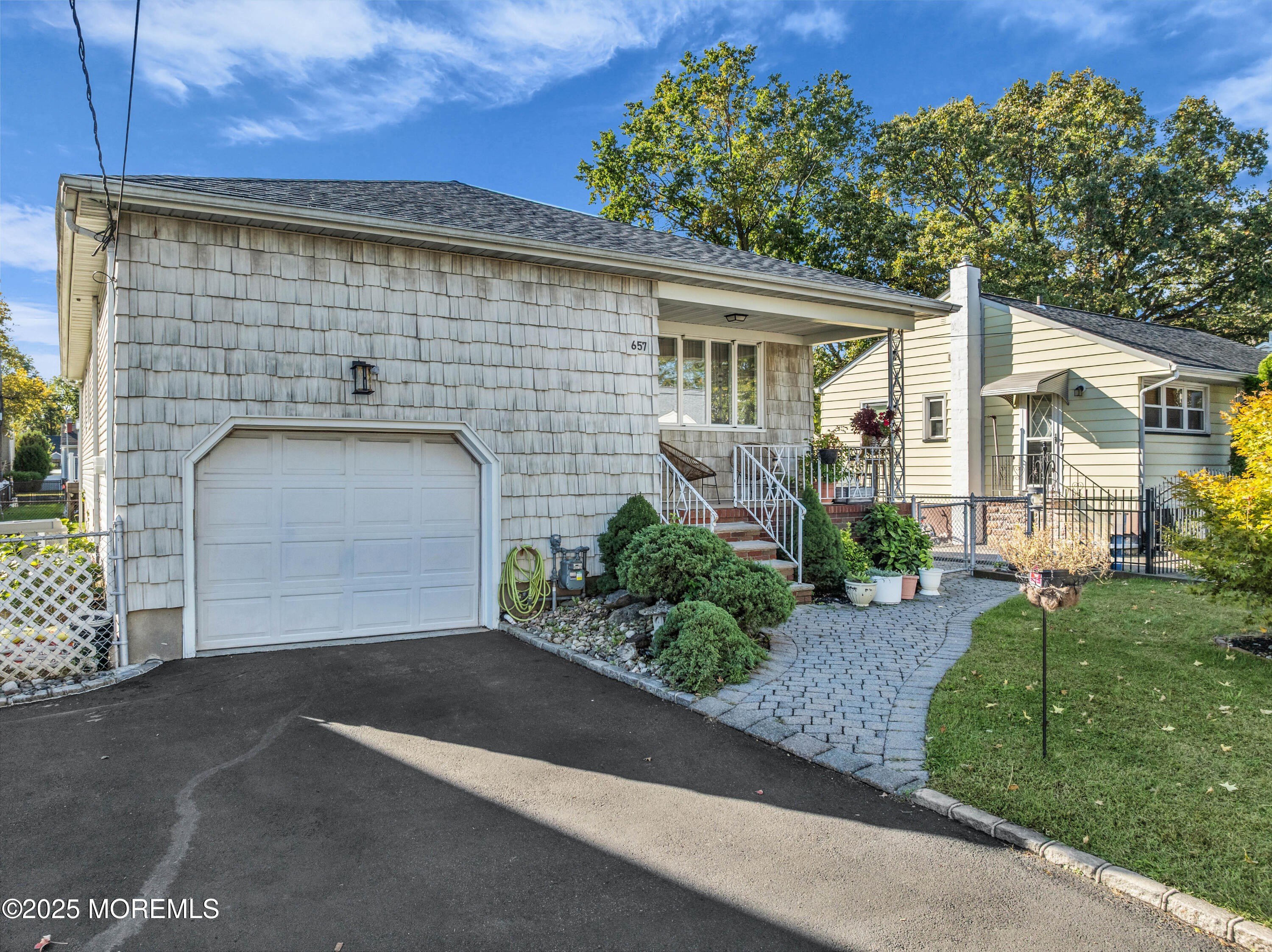 Currently Displayed Property Photo