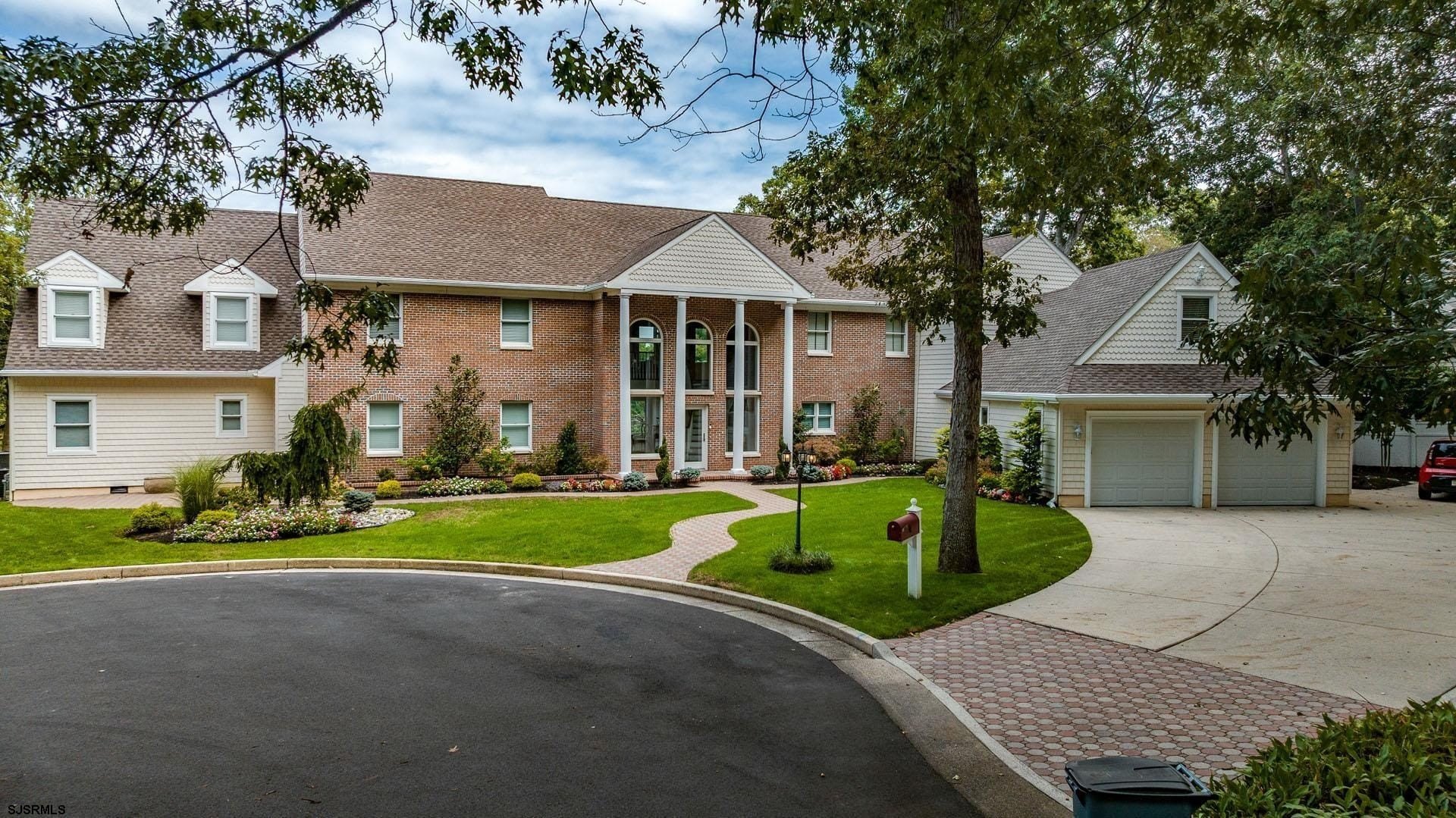 Currently Displayed Property Photo