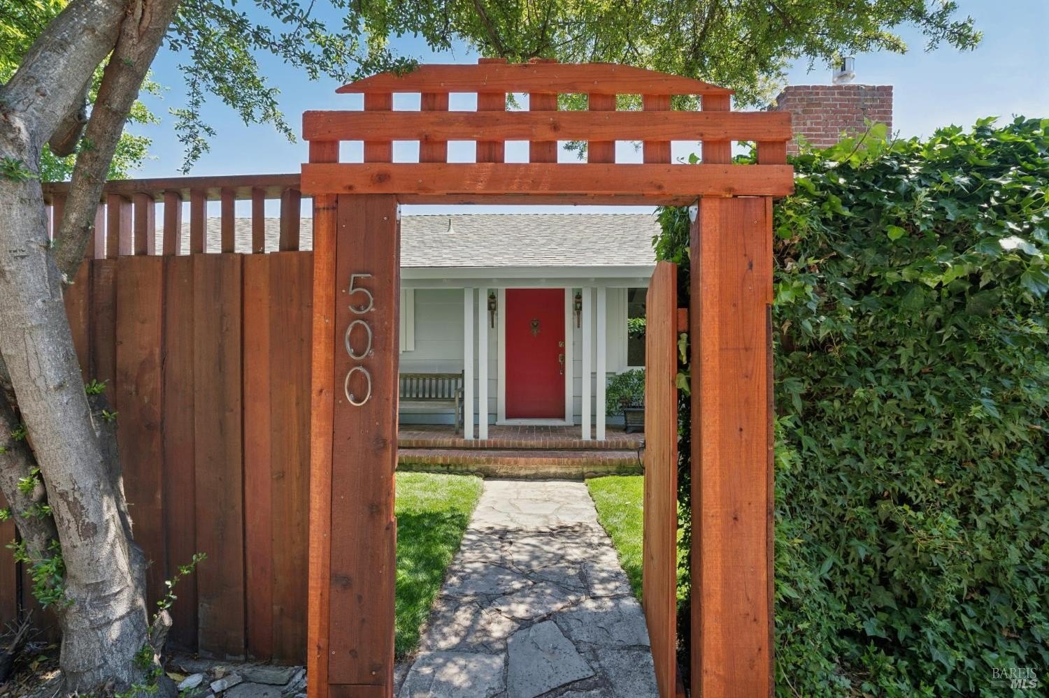 Currently Displayed Property Photo