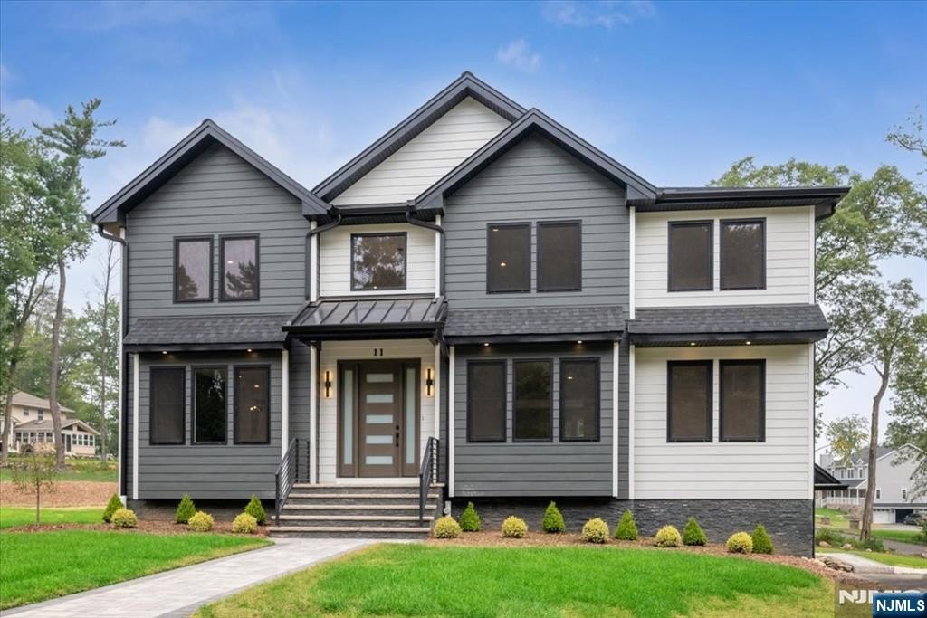 Currently Displayed Property Photo