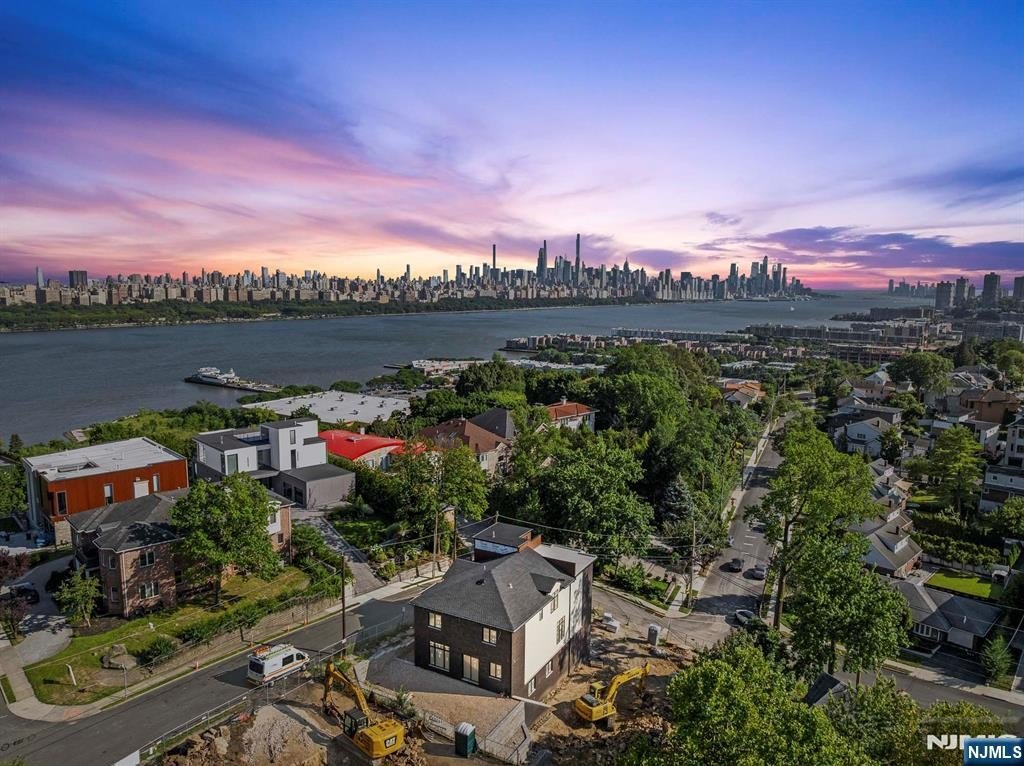 Currently Displayed Property Photo