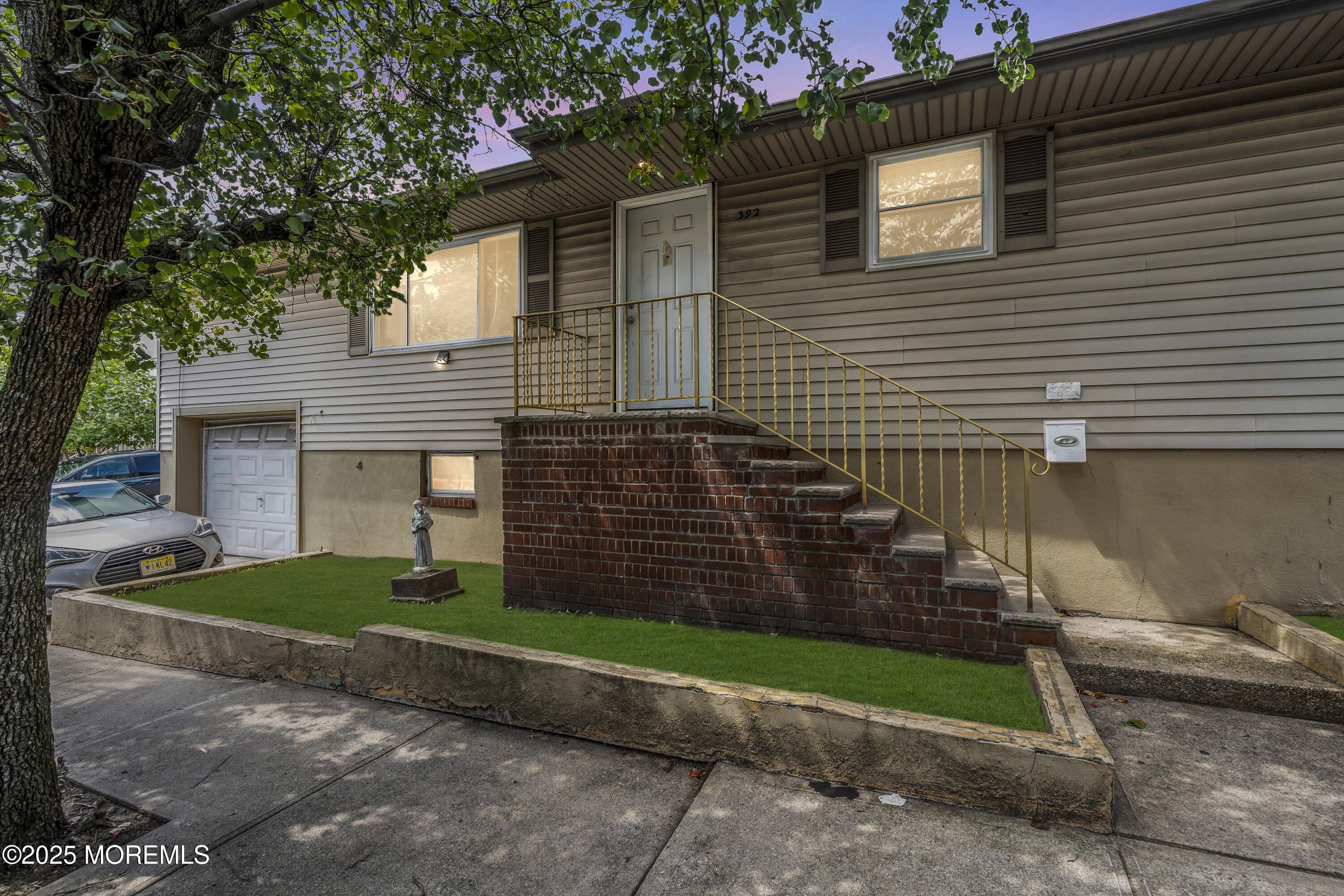 Currently Displayed Property Photo