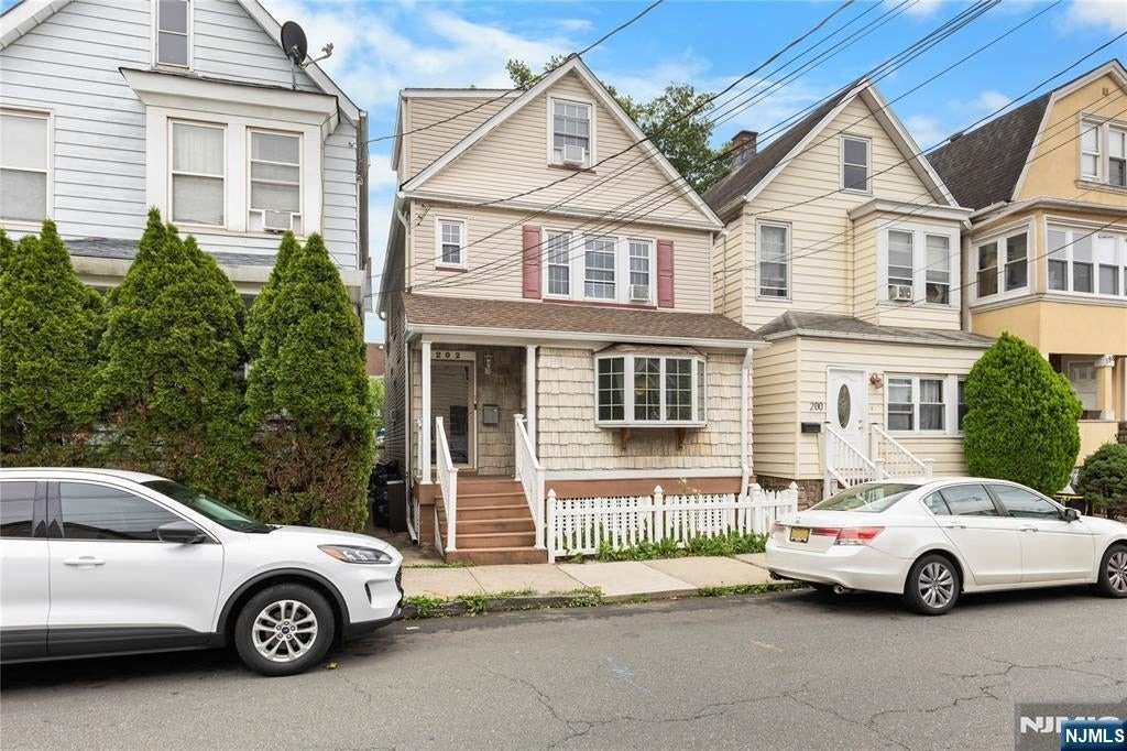 Currently Displayed Property Photo