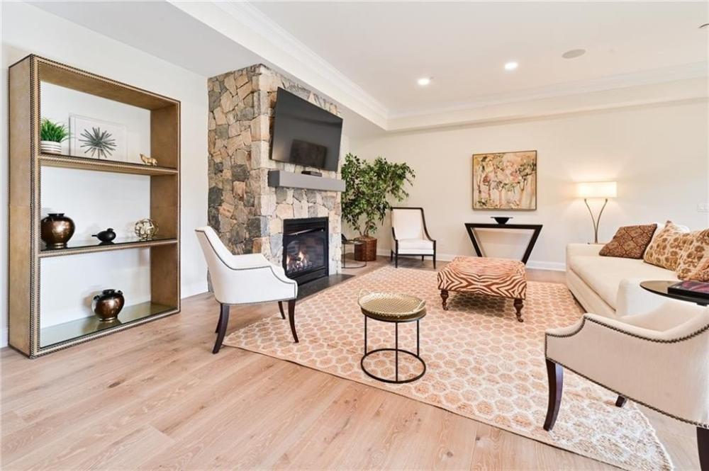 Currently Displayed Property Photo