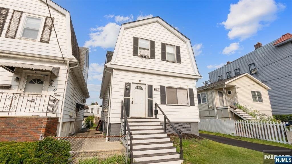 Currently Displayed Property Photo