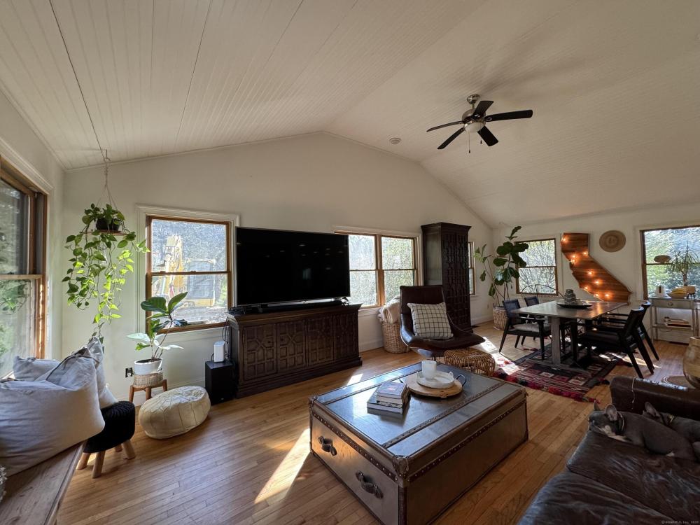 Currently Displayed Property Photo