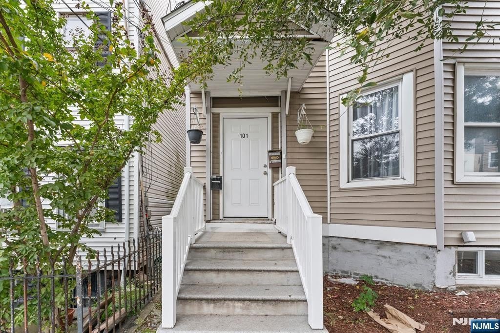 Currently Displayed Property Photo