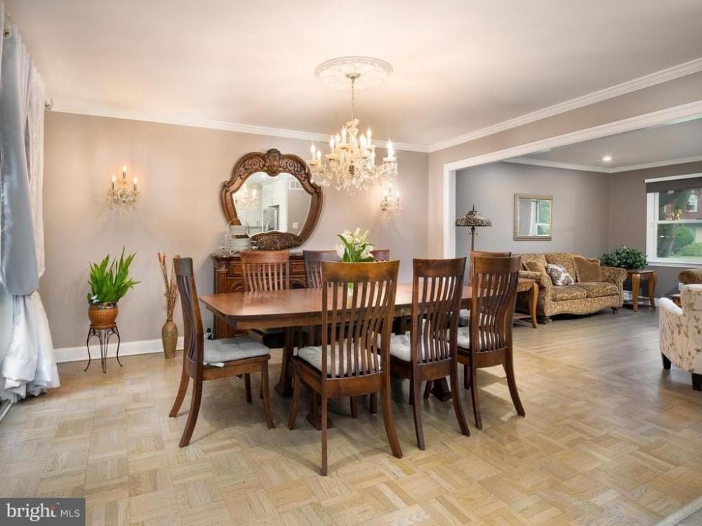 Currently Displayed Property Photo