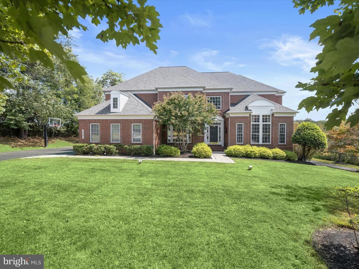 Currently Displayed Property Photo