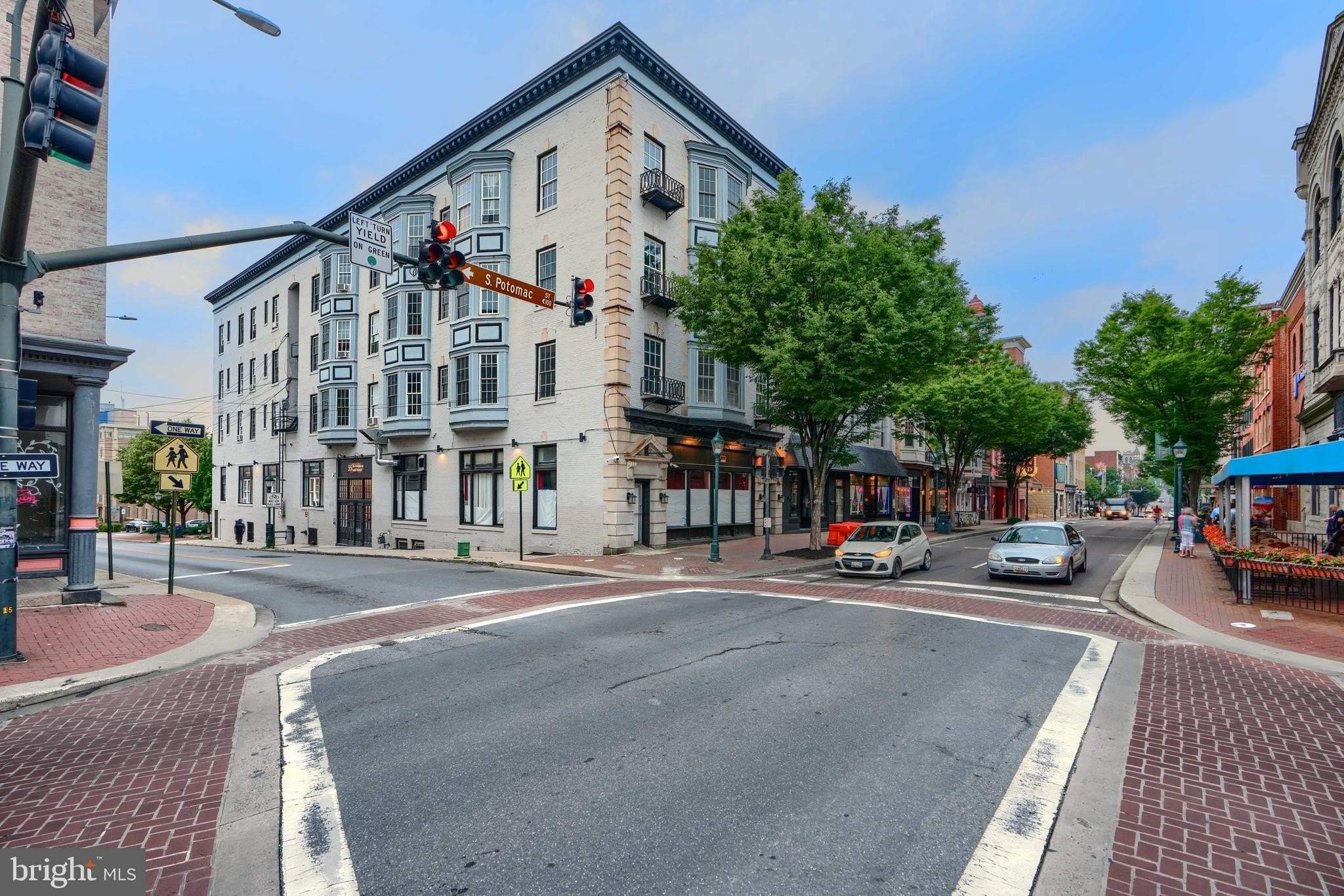 Currently Displayed Property Photo