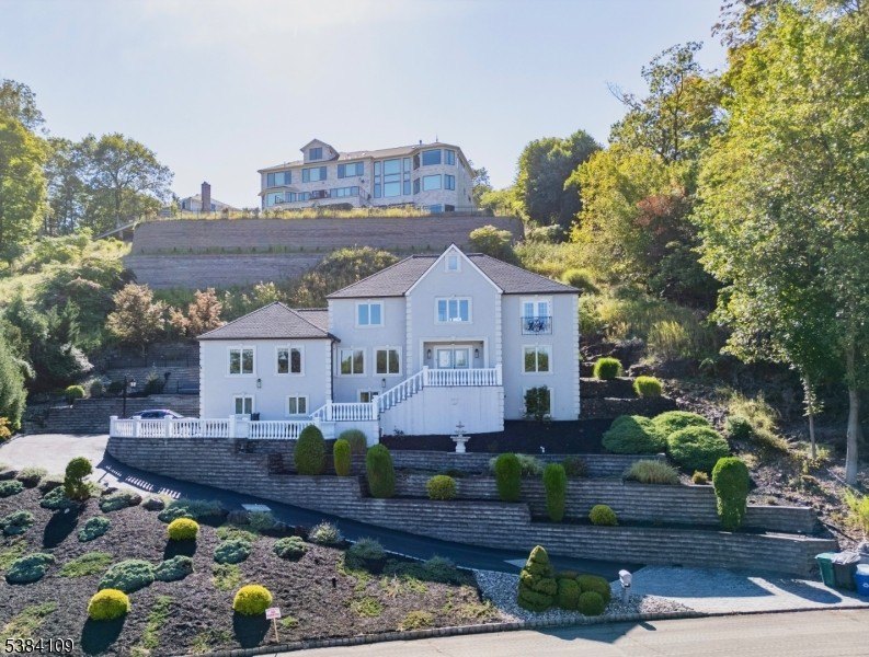 Currently Displayed Property Photo