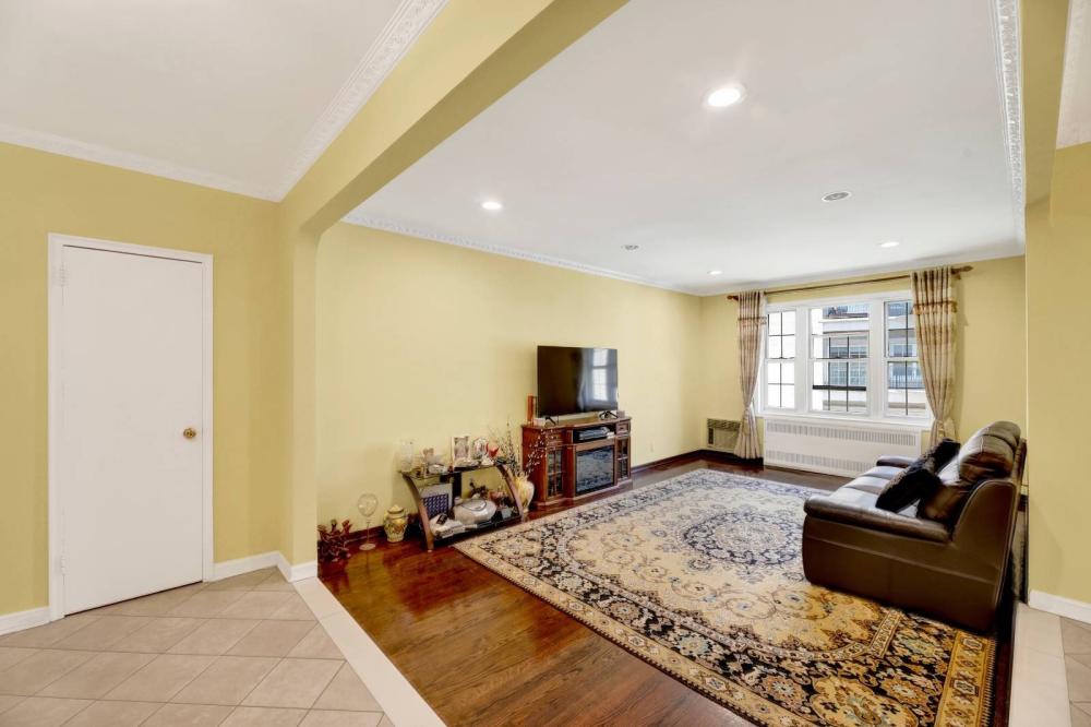 Currently Displayed Property Photo