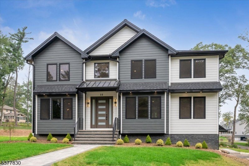 Currently Displayed Property Photo