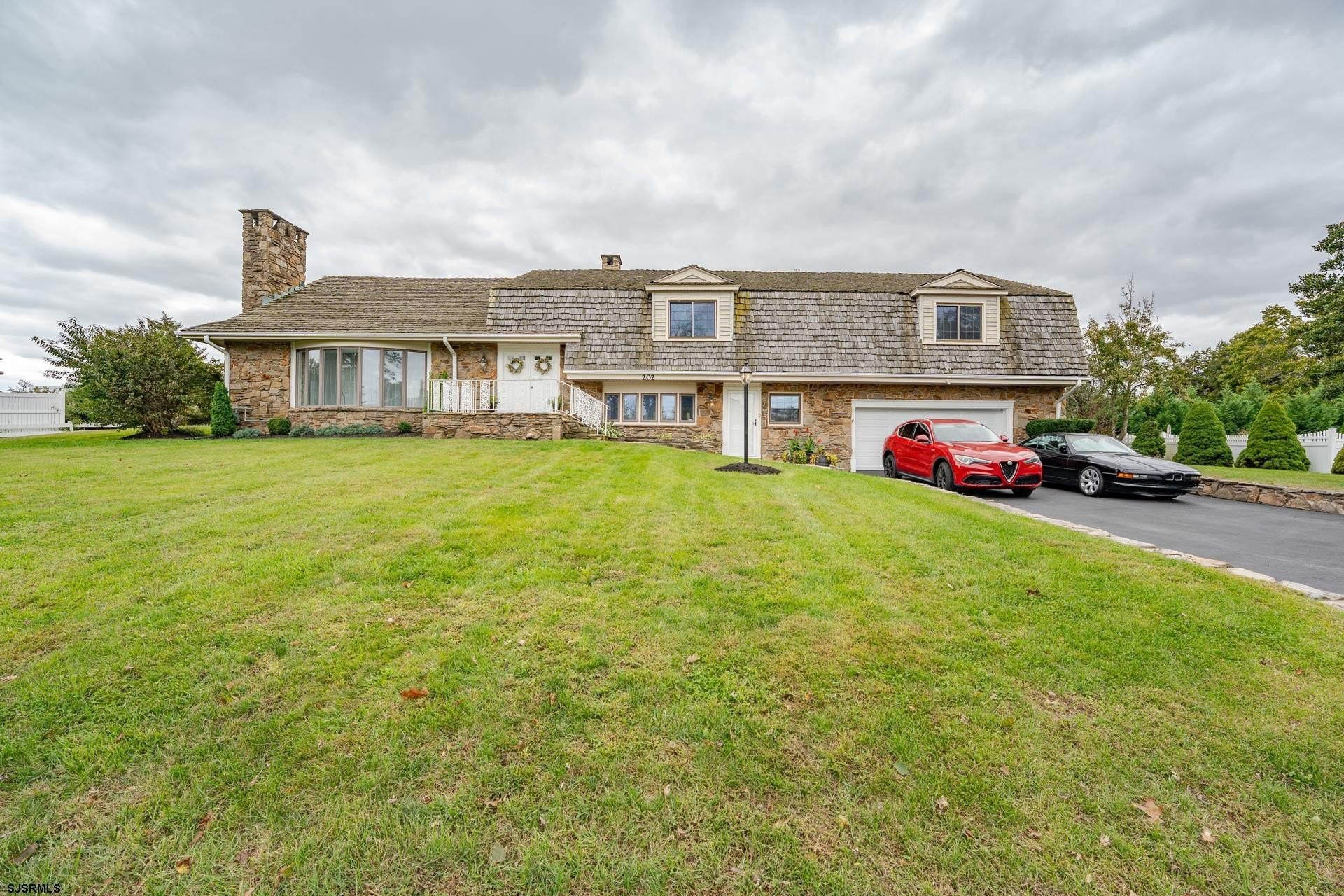 Currently Displayed Property Photo