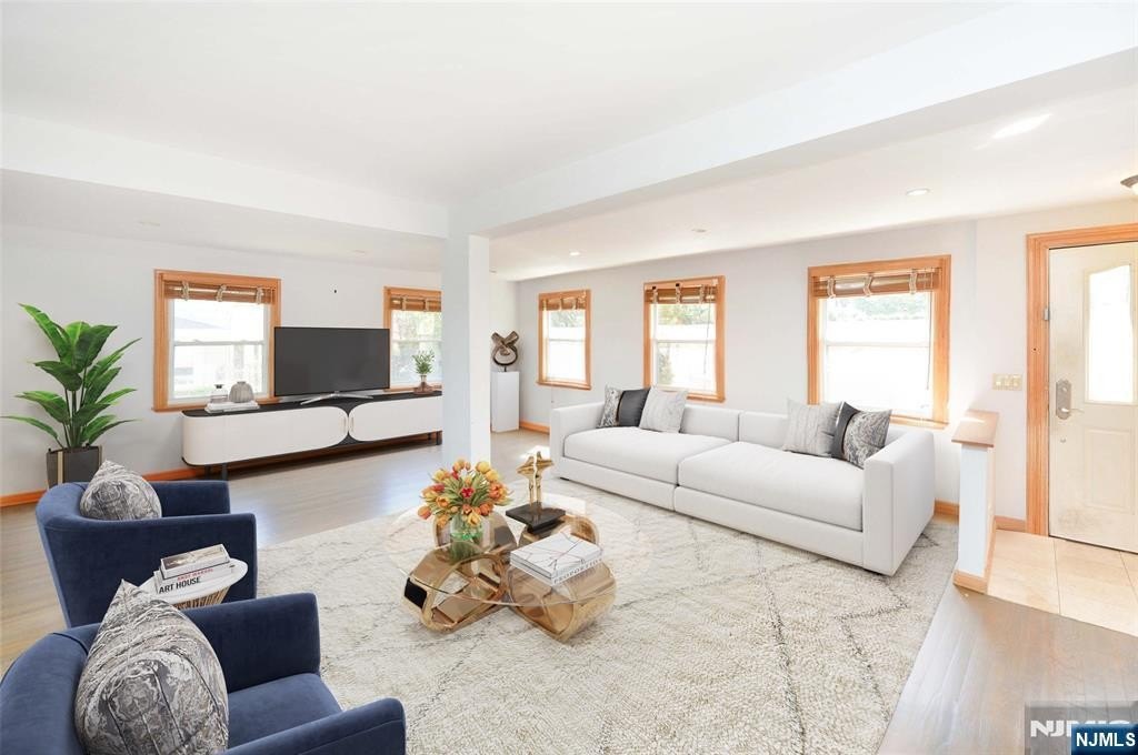 Currently Displayed Property Photo