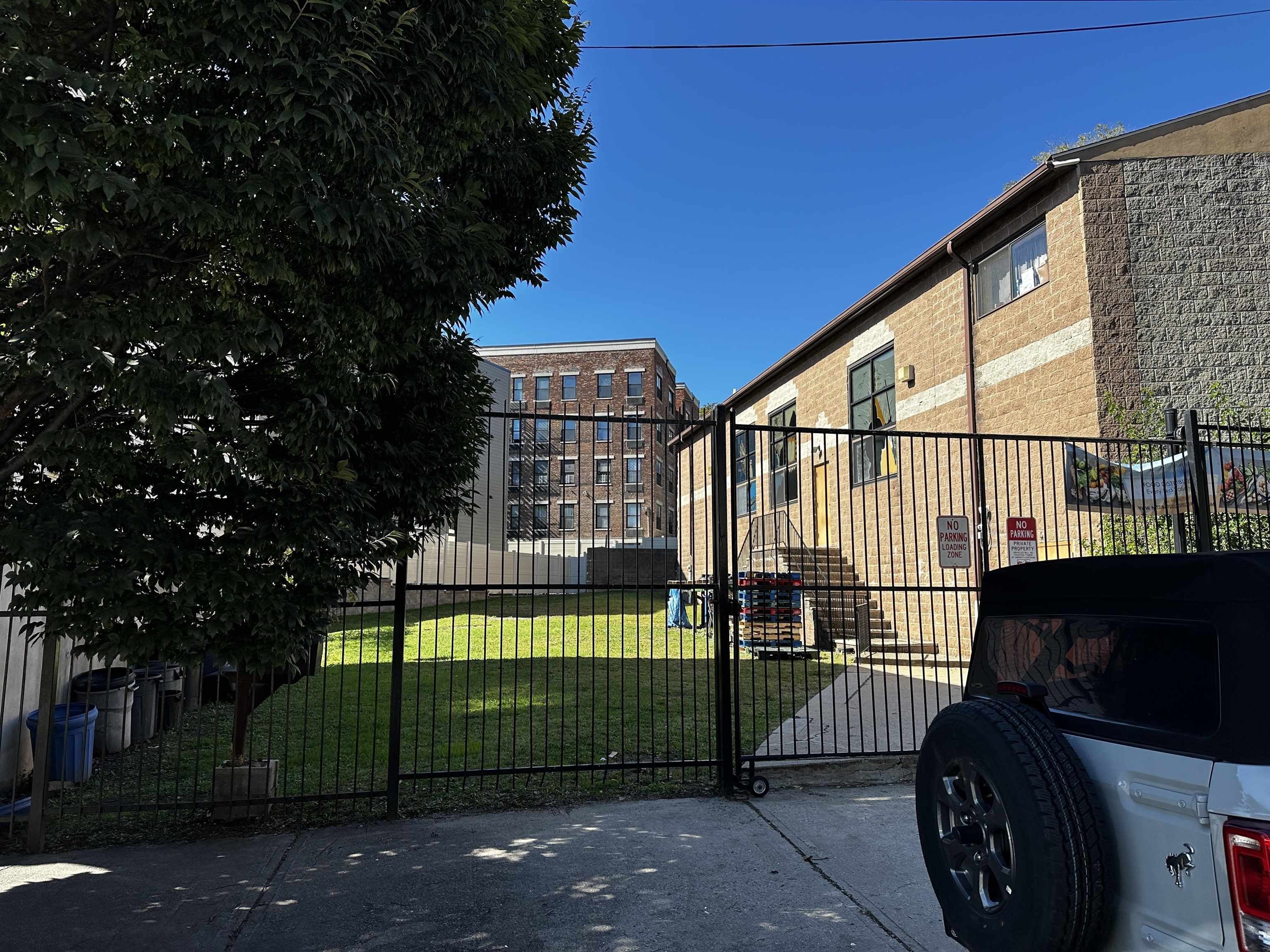 Currently Displayed Property Photo