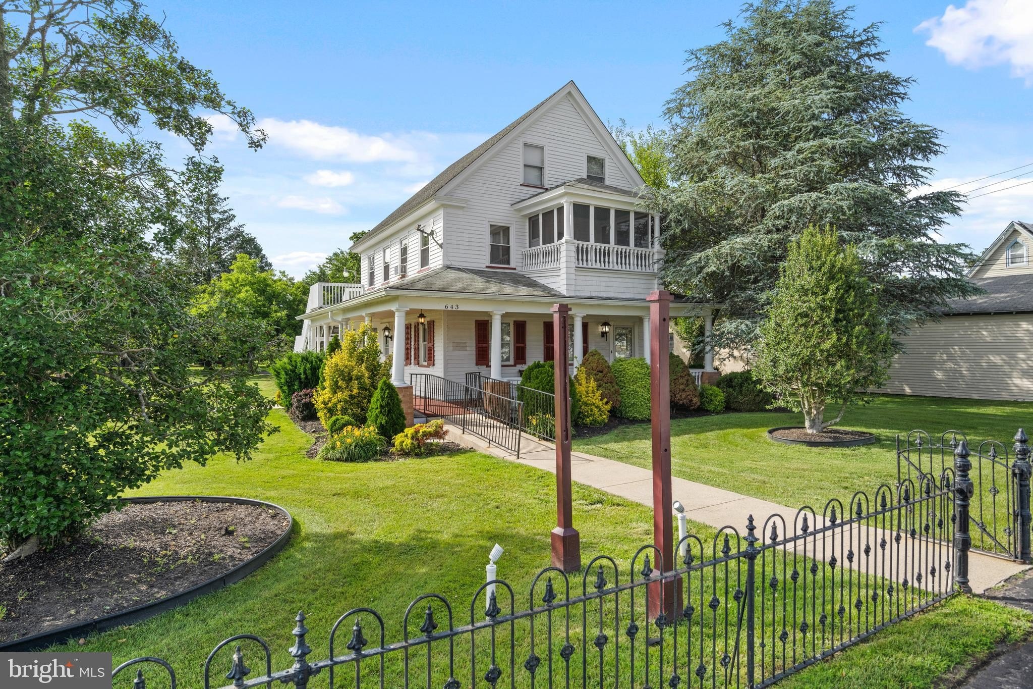 Currently Displayed Property Photo