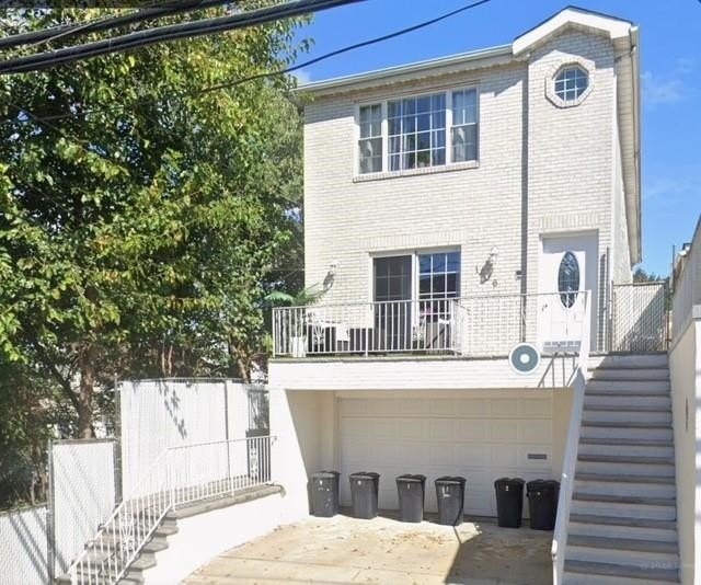 Currently Displayed Property Photo