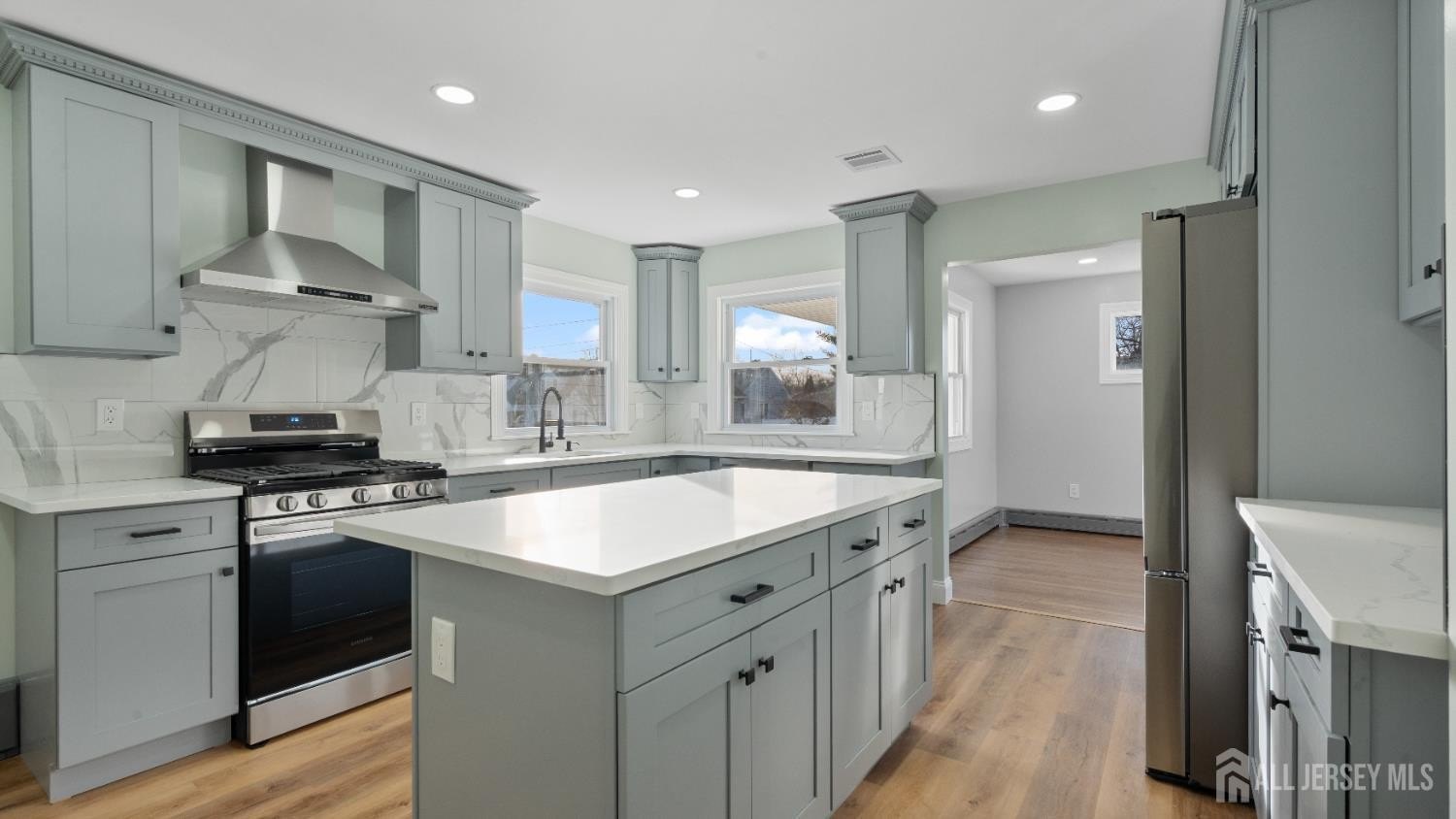 Currently Displayed Property Photo