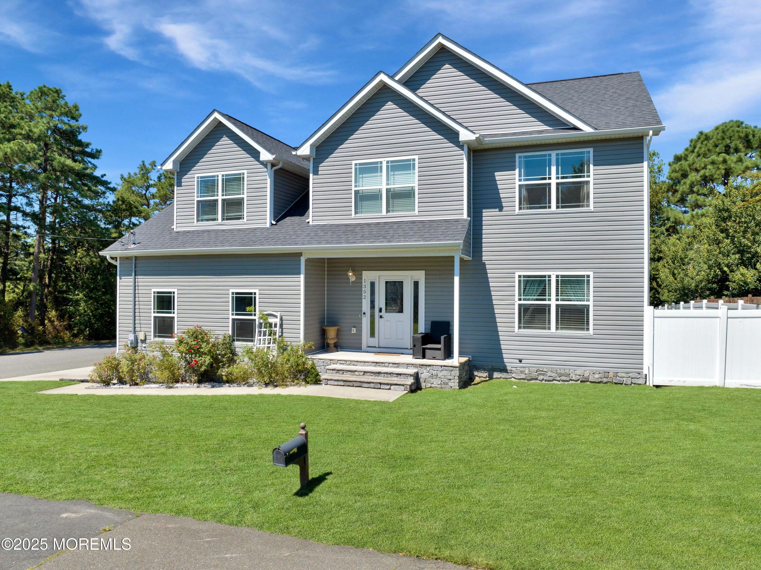 Currently Displayed Property Photo