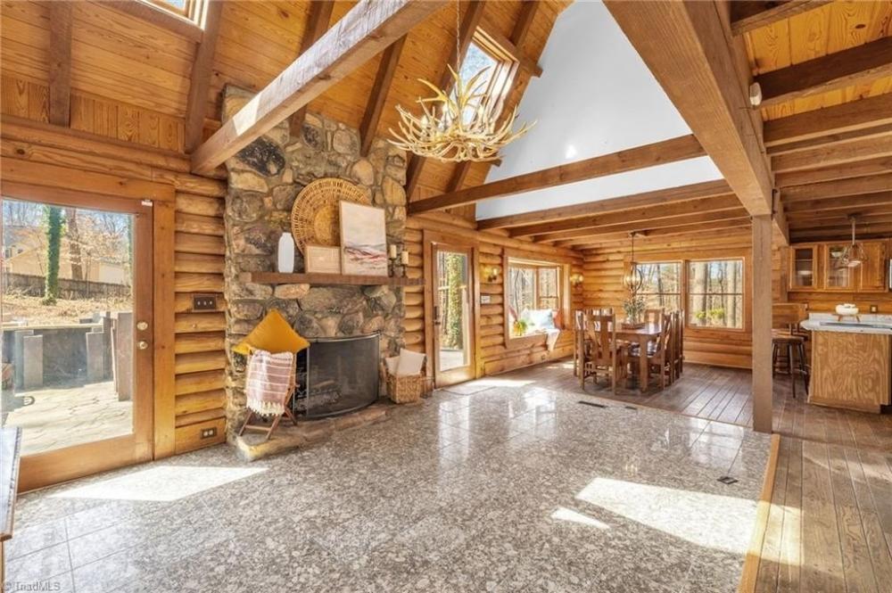Currently Displayed Property Photo