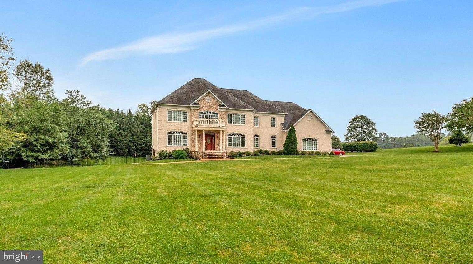 Currently Displayed Property Photo